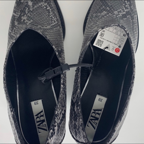 Zara snakeskin point toe ankle boots 🖤 - Picture 2 of 4